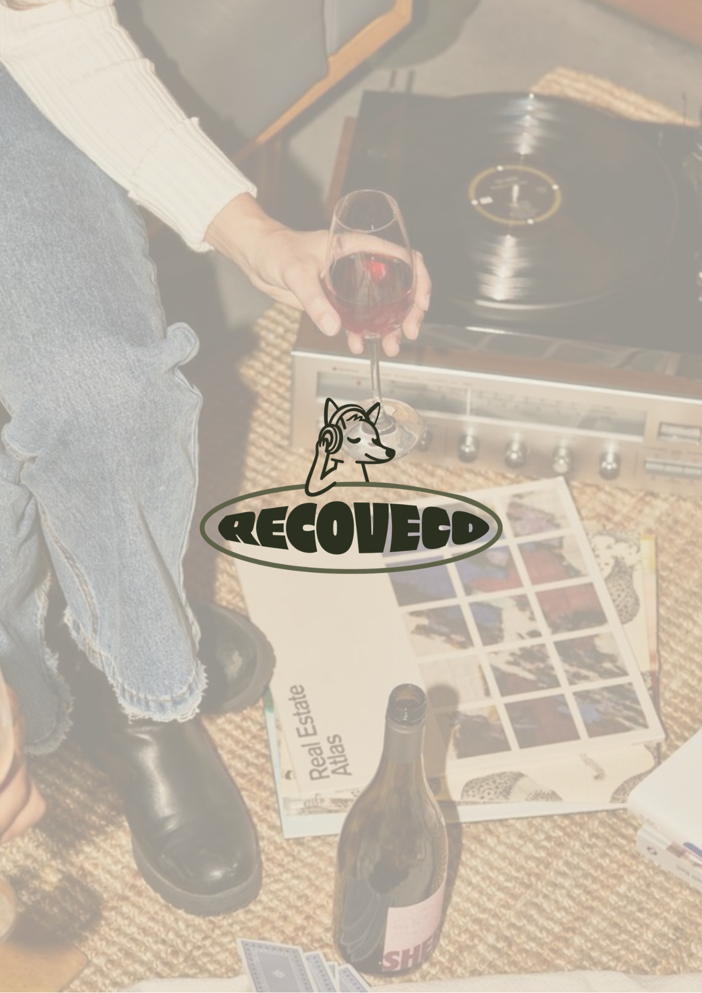 Identidad gráfica de Recoveco: música, vinilos y una copa de vino